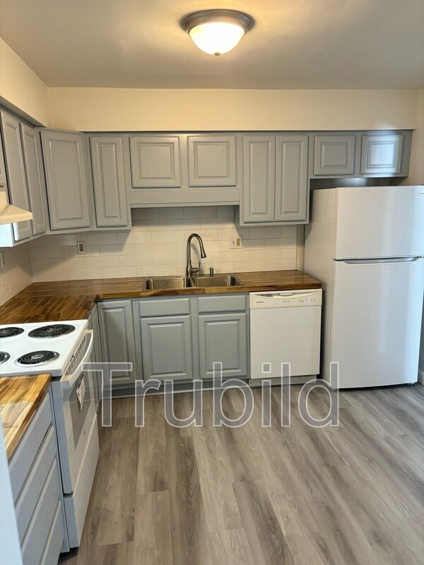 Building Photo - 246 Albatross St