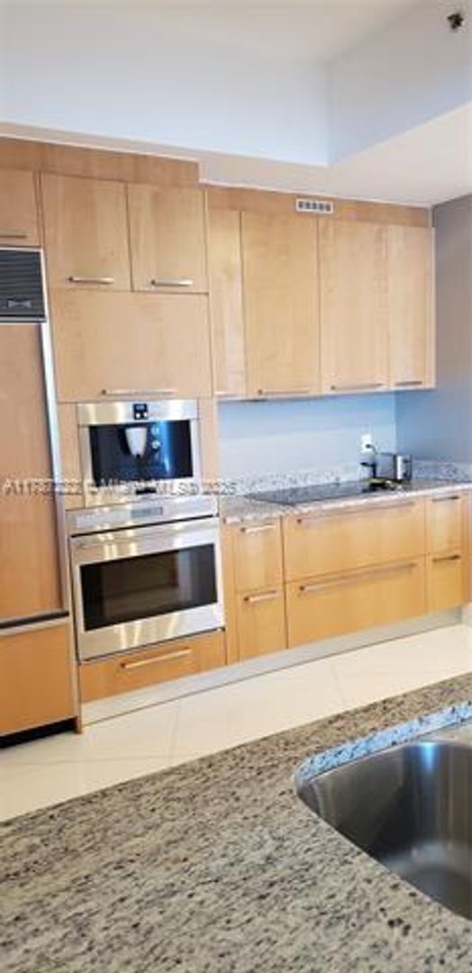 Building Photo - 15811 Collins Ave