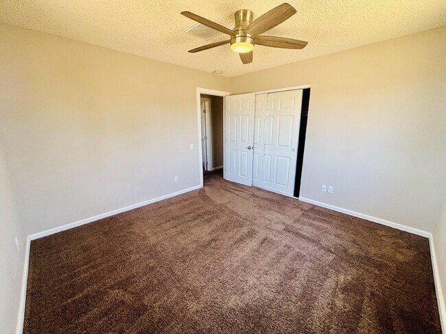 Building Photo - Charming 3-Bedroom with 2 Full Baths on th...