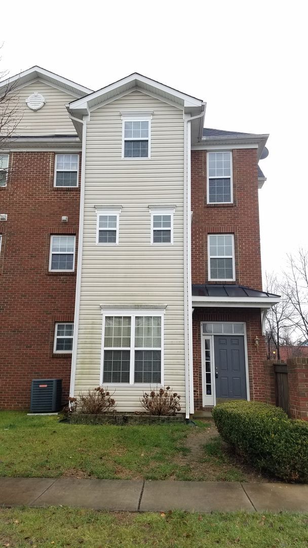 Primary Photo - 3 Level *END UNIT* townhouse in Frederick ...