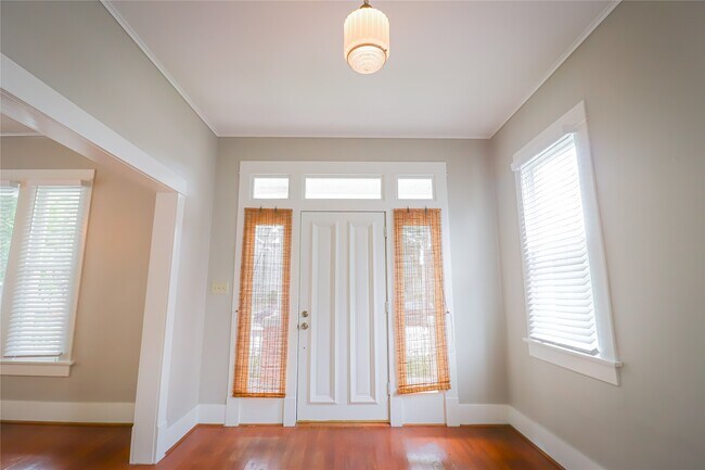 Building Photo - 3012 Avenue O 1/2