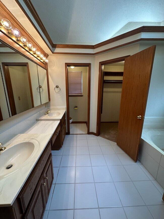 Building Photo - 4 Bed, 2.5 Bath Brick home with 2 car garage