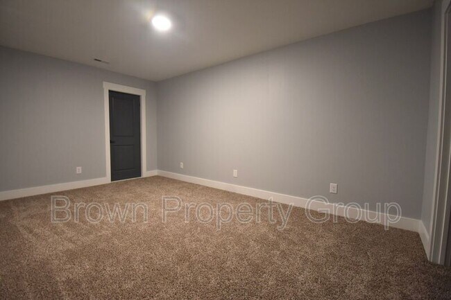 Building Photo - 3036 Candlelight Dr