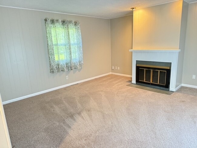 Building Photo - Beautiful 2 BR house in Bloomington. 1.5 bathroom