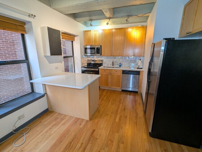 Building Photo - 5646 N Kenmore Ave