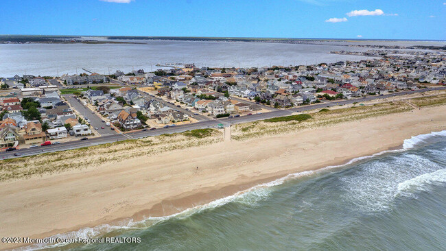 Building Photo - 413 S Ocean Ave