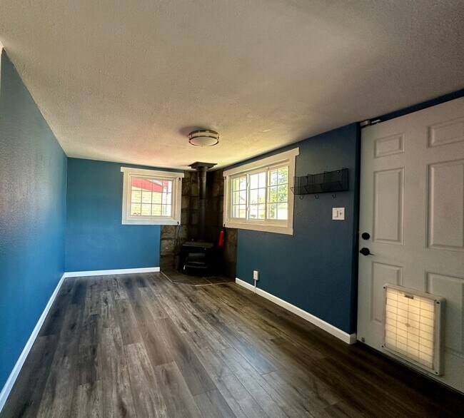 Building Photo - 3 Bedroom 2 Full Bath Renovated Single Fam...