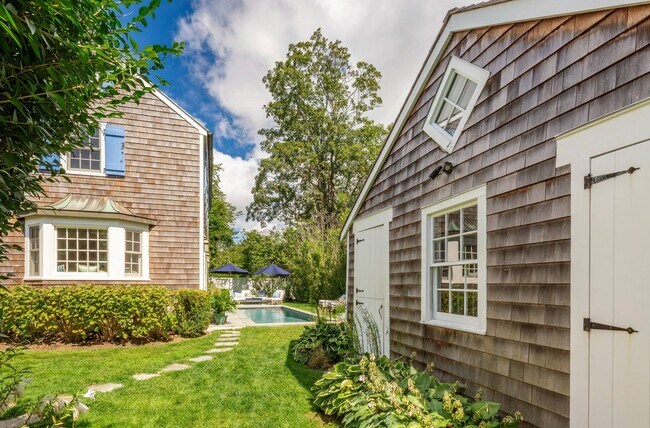 Building Photo - 156 Georgica Rd