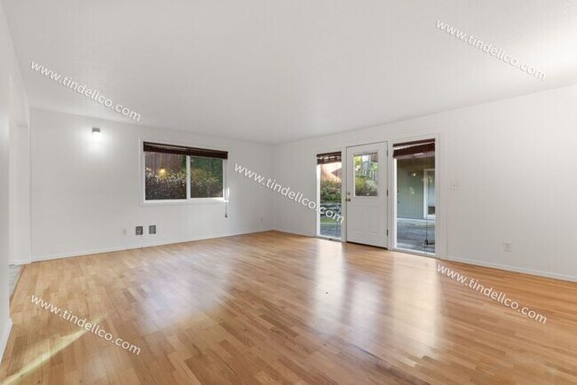 Building Photo - Cozy Multnomah Village Condo- Water, Sewer and Garbage included!