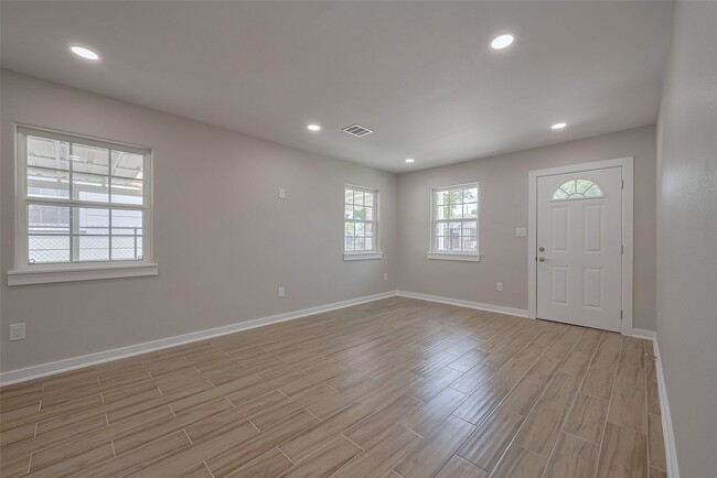 Building Photo - 4111 Beggs St