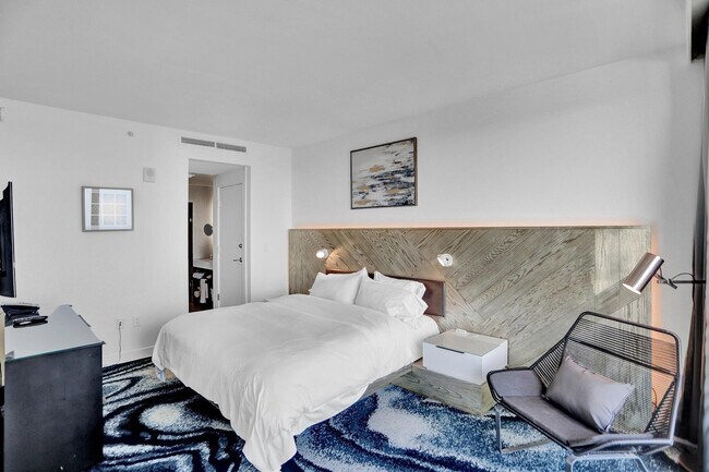 Building Photo - 3101 Bayshore Dr