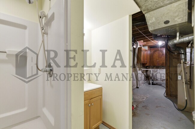 Building Photo - 2242 S Ridgewood Dr