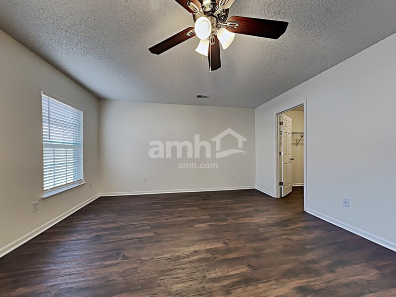 Building Photo - 3028 Crusades St