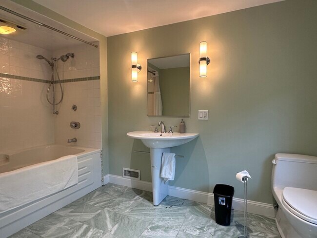 Building Photo - 6 Brownson Terrace