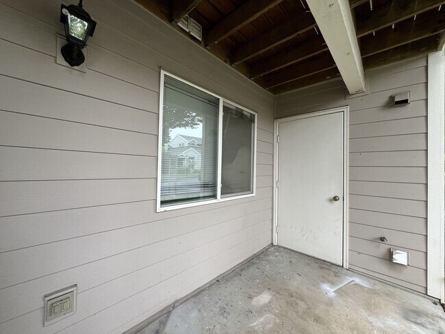Building Photo - Spacious 904 Sq Ft Home in Bethany with Garage Parking, Washer/Dryer & Modern Kitchen Features