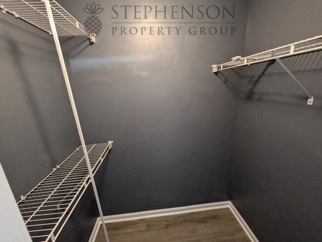 Building Photo - 3 bed 2 bath LVP Floors