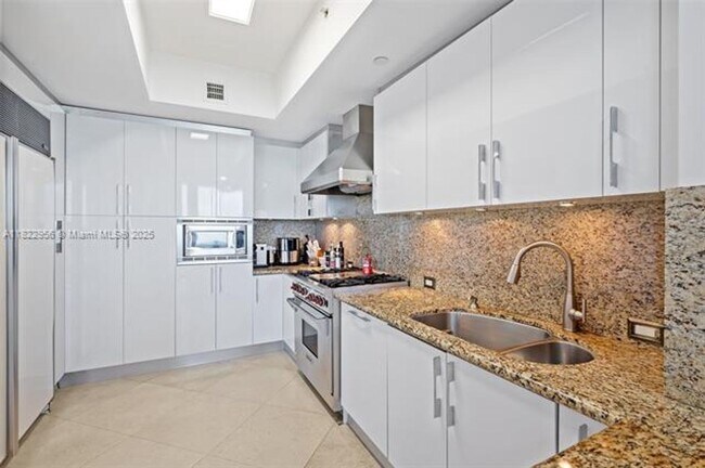 Building Photo - 17875 Collins Ave