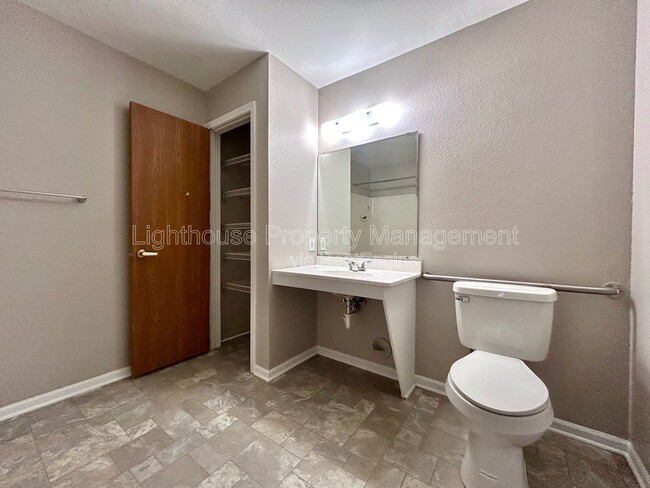 Building Photo - 585 W Randall St