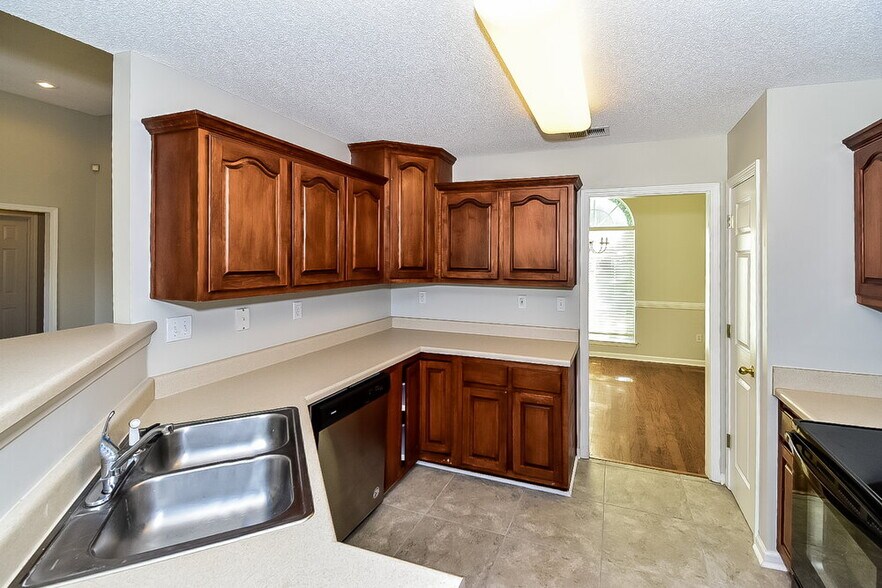 Building Photo - 5651 Carter Dr