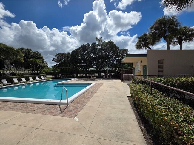 Building Photo - 460 Lakeview Dr