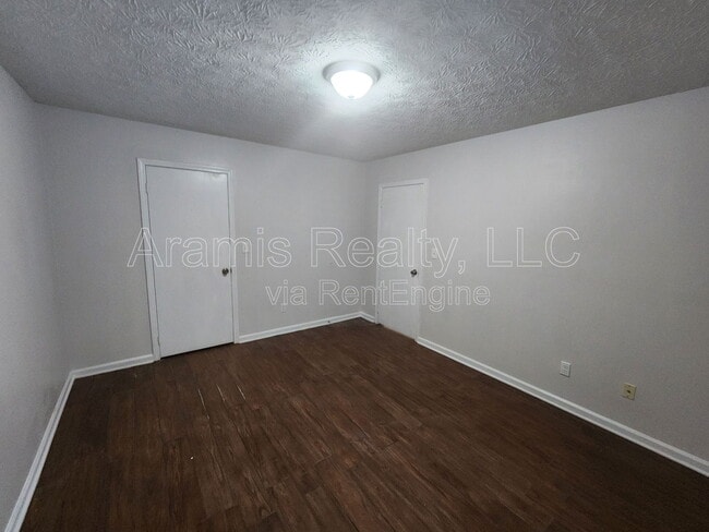 Building Photo - 13 Fredda Ln
