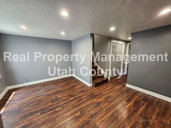 Building Photo - Townhome in Orem 3 bedroom 3.5 bathrooms