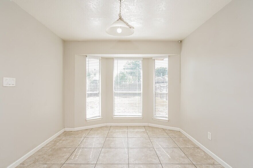 Building Photo - 2515 Village Cir Dr