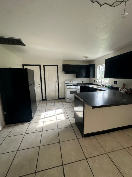 Building Photo - 916 Sonoma Ave