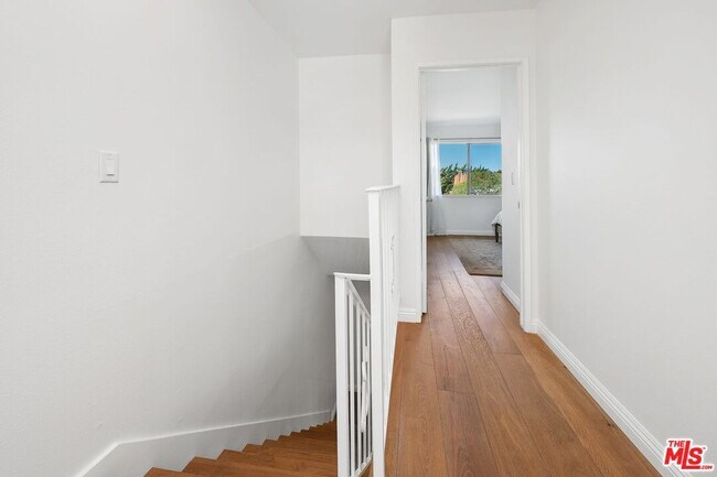 Building Photo - 27912 Ridgecove Ct N