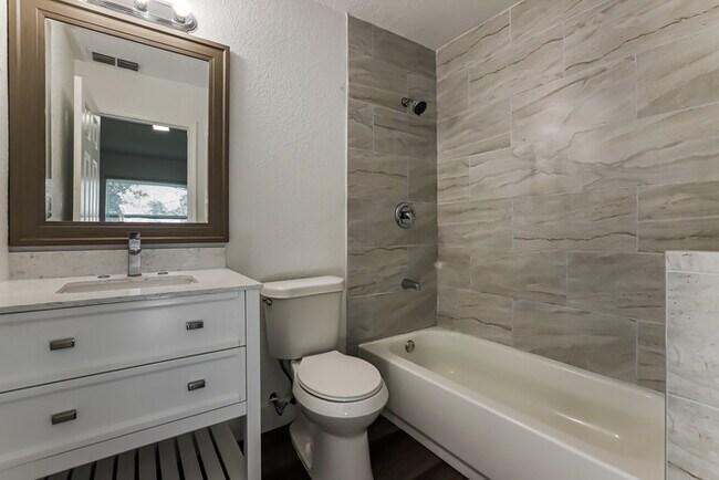 Building Photo - 701 NE 11th Ave