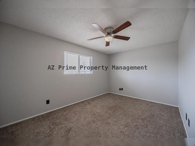 Building Photo - 427 E Malibu Dr