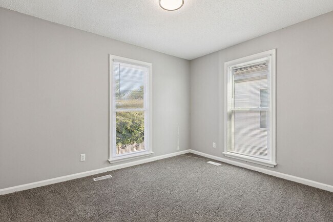 Building Photo - Fully Updated 2 Bedroom Unit!