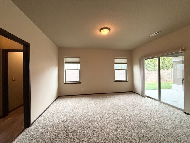 Building Photo - 4 bed 2 Bath off Keene