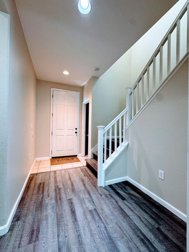 Building Photo - !!Get $200 OFF!! 3BR SFR w/ Tandem Garage & Fenced Yard near Boxwood St