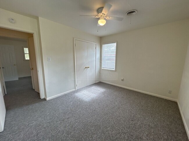 Building Photo - 2134 Circle Dr