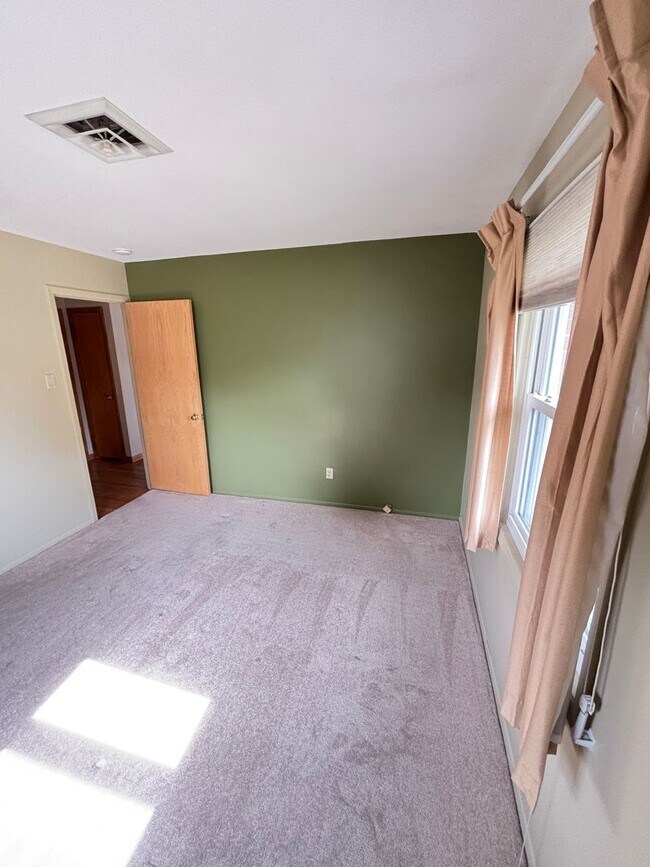 Building Photo - Spacious 3br Home for rent located in Whitehall, Echo Heights!