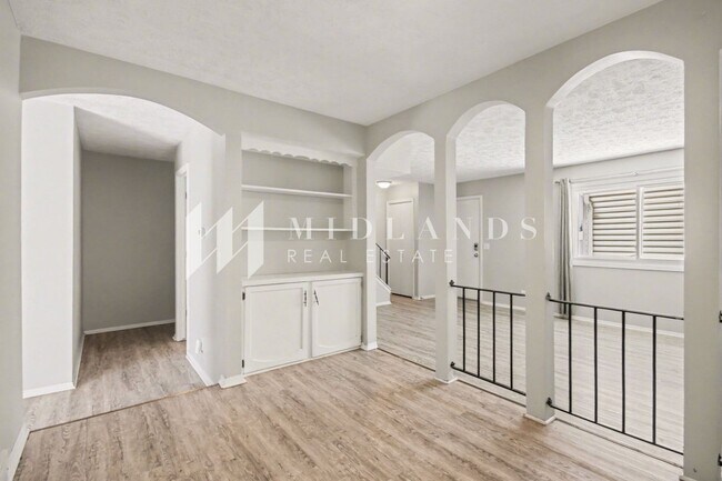 Building Photo - Bellevue Townhome