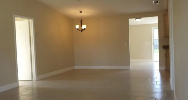 Building Photo - 4 bedroom 2.5 bath for rent