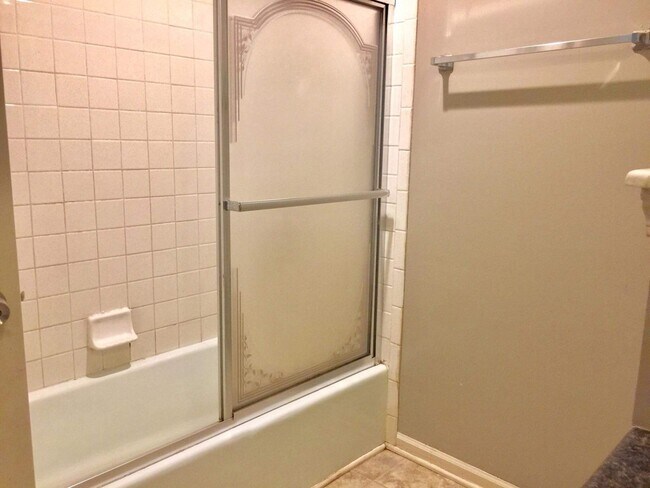 Building Photo - Walk to shopping and restaurants and high school