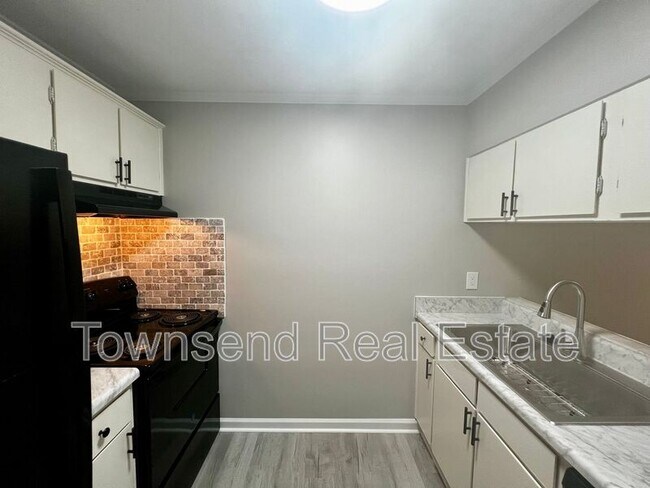 Building Photo - 5853 Century Oaks Dr
