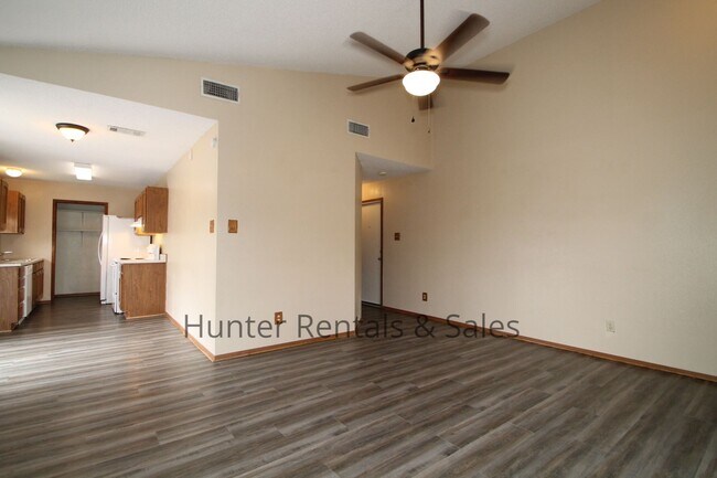 Building Photo - Willowsprings Two Bedroom Cutie!