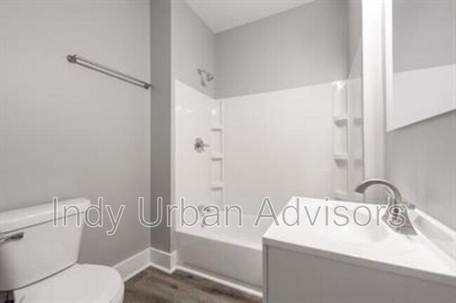 Building Photo - 2831 N Kenwood Ave