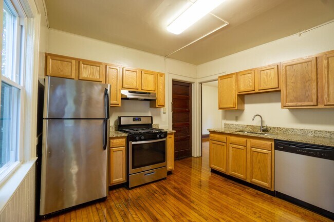 Building Photo - 3 Bed|1 Bath Apartment - 8/1/2026