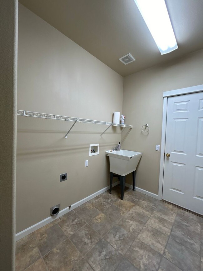 Building Photo - 3 Bedroom/ 2 Bathroom Home NW Redmond