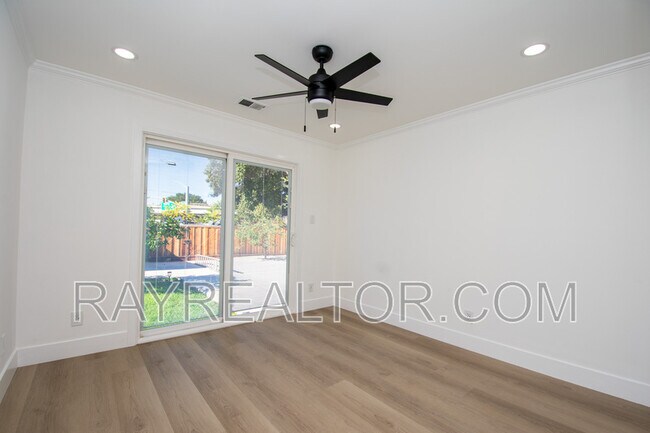 Building Photo - 1099 Bradford Dr