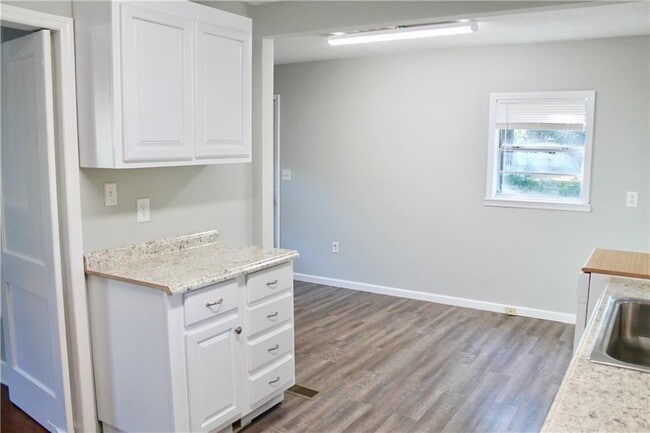 Building Photo - 3325 Kemble Ave