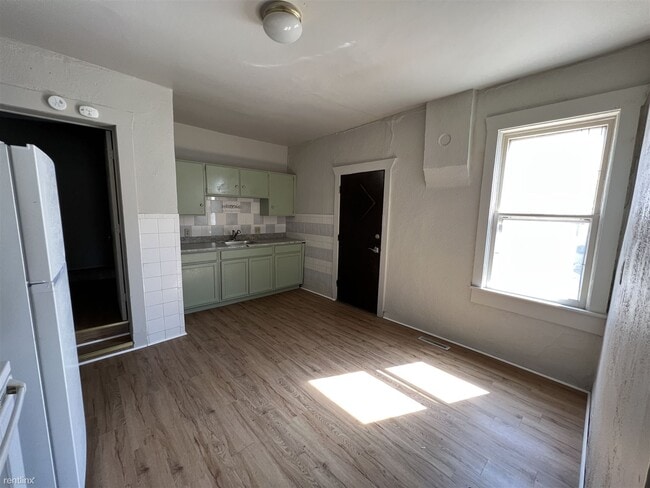Building Photo - 1 br, 1 bath Triplex - 900 Elm Street 2