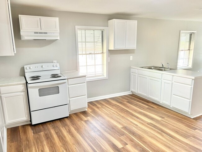 Building Photo - Newly Renovated 3BR Home Near Downtown & Medical District!