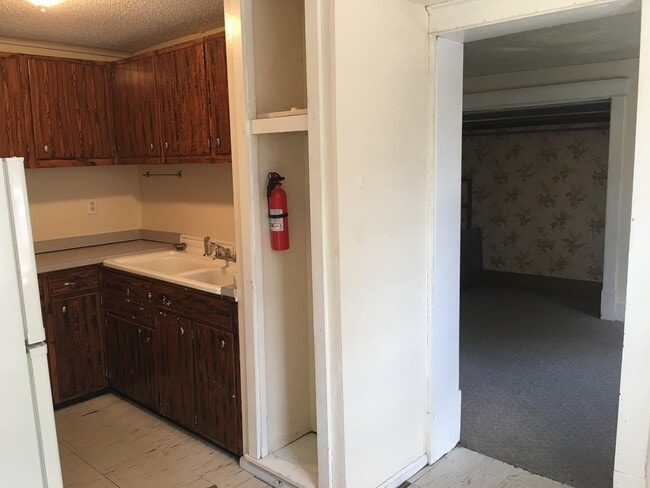 Building Photo - 1 Bedroom Apartment Downtown - Parking & ALL UTILITIES INCLUDED!