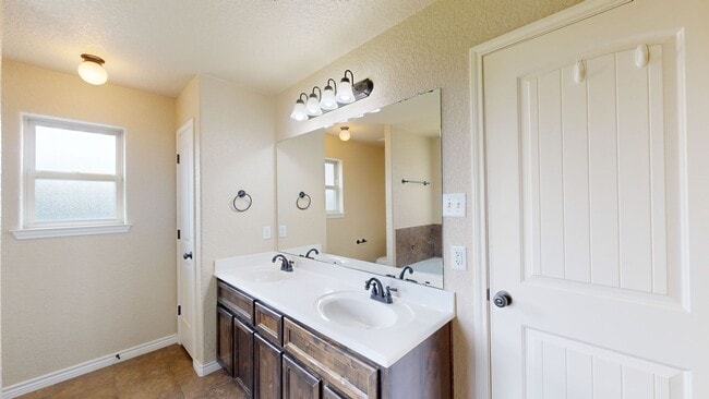 Building Photo - 2 WEEKS FREE RENT + $1,895 ONE STORY 4 BEDROOM WITH 3 FULL BATHS